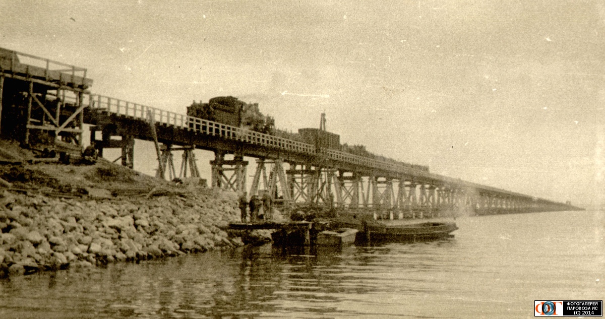первый рабочий поезд на мосту