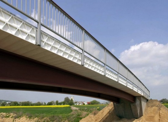 Построен уникальный и первый в своем роде пластмассовый мост