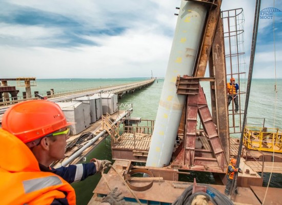 Начато сооружение опор основного моста Керченском проливе