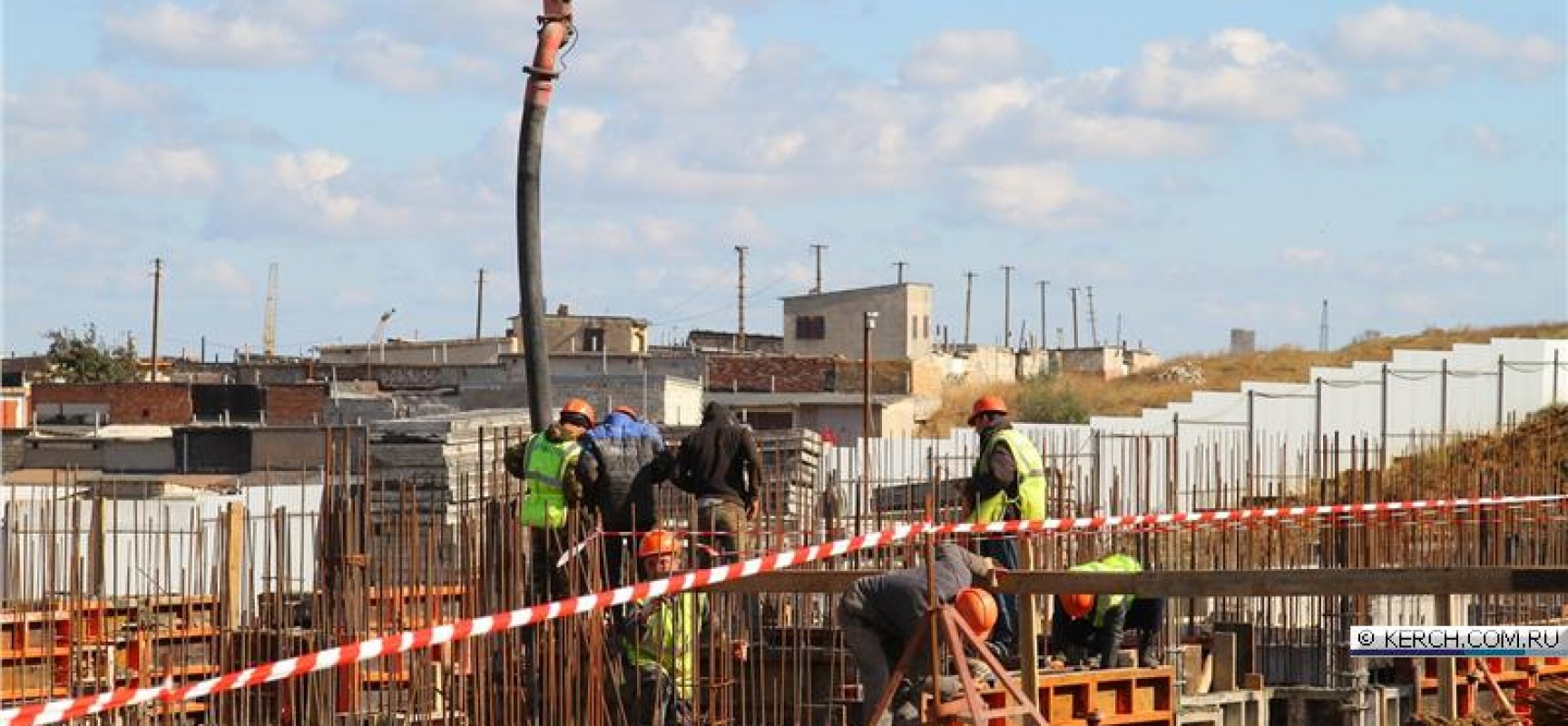 В Керчи продолжаются работы по возведению двух домов для переселенцев с Цементной слободки