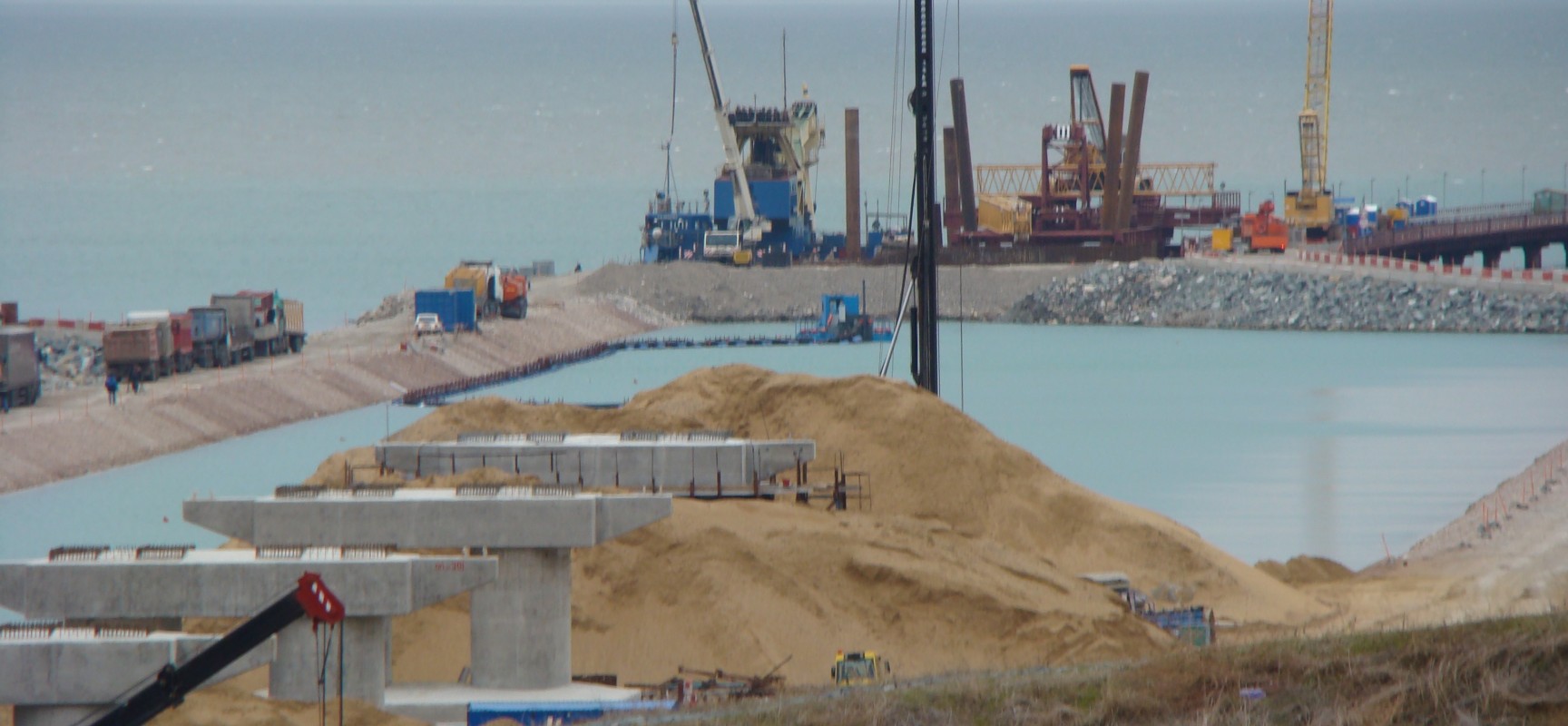 Более 3 тысяч свай погружено на морских и сухопутных участках строительства моста через Керченский пролив