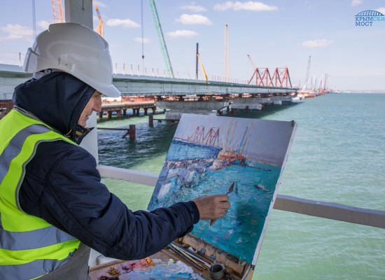 Крымские художники провели пленэр на площадке строительства моста через Керченский пролив