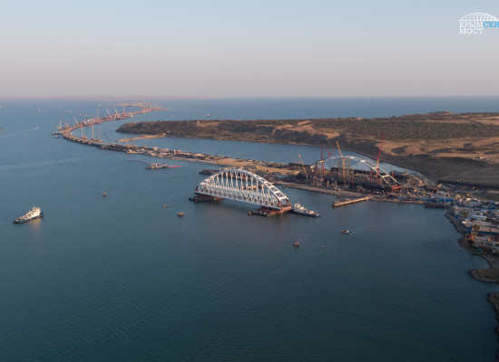 В Керченском проливе идет операция по установке железнодорожной арки Крымского моста