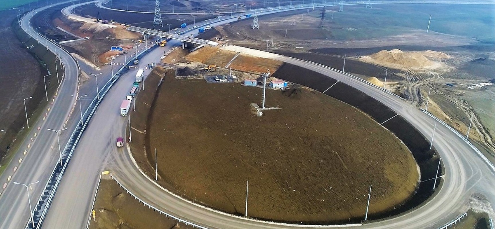 Год с начала строительства автомобильного подхода к мосту через Керченский пролив